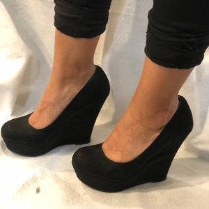 Black wedges